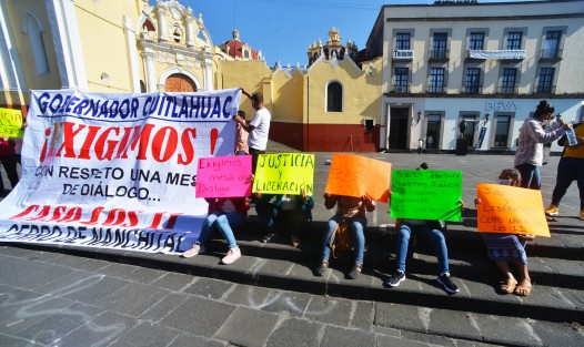 Familiares de 11 detenidos el 24 de enero en Cerro de Nanchital, como presuntos responsables de la ejecución de 12 personas en Las Choapas, se manifestaron en Plaza Lerdo para demandar diálogo con el Gobernador del estado, pues argumentan que los mismos son inocente y se dedican a trabajar el campo.