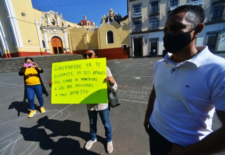 Familiares de 11 detenidos el 24 de enero en Cerro de Nanchital, como presuntos responsables de la ejecución de 12 personas en Las Choapas, se manifestaron en Plaza Lerdo para demandar diálogo con el Gobernador del estado, pues argumentan que los mismos son inocente y se dedican a trabajar el campo.