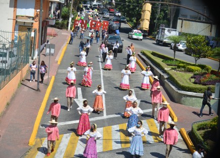 Jóvenes de la asociación antorchista Federación Nacional de Estudiantes Revolucionarios Rafael Ramírez - Oficial (FNERRR), desfilaron hacia Plaza Lerdo, para demandar regreso a clases únicamente si hay vacunación para estudiantes.  