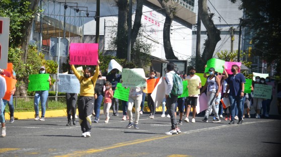 Jóvenes de la asociación antorchista Federación Nacional de Estudiantes Revolucionarios Rafael Ramírez - Oficial (FNERRR), desfilaron hacia Plaza Lerdo, para demandar regreso a clases únicamente si hay vacunación para estudiantes.  