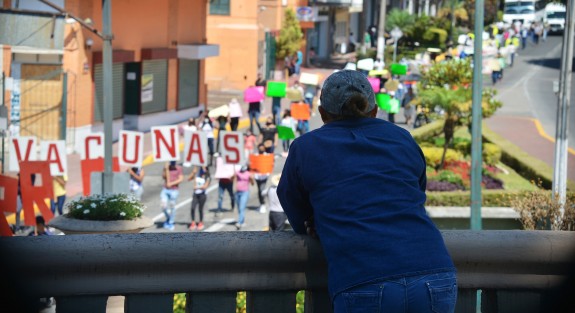 Jóvenes de la asociación antorchista Federación Nacional de Estudiantes Revolucionarios Rafael Ramírez - Oficial (FNERRR), desfilaron hacia Plaza Lerdo, para demandar regreso a clases únicamente si hay vacunación para estudiantes.  