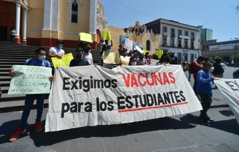 Jóvenes de la asociación antorchista Federación Nacional de Estudiantes Revolucionarios Rafael Ramírez - Oficial (FNERRR), desfilaron hacia Plaza Lerdo, para demandar regreso a clases únicamente si hay vacunación para estudiantes.   