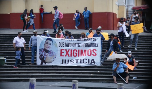Familiares y amigos del joven Gustavo Ortiz Hernández, presuntamente asesinado en los separos del Cuartel Heriberto Jara, en esta capital, exigieron justicia porque a siete meses de los hechos la Fiscalía General del Estado no ha resuelto el caso y no informa sobre los avances de la indagatoria.