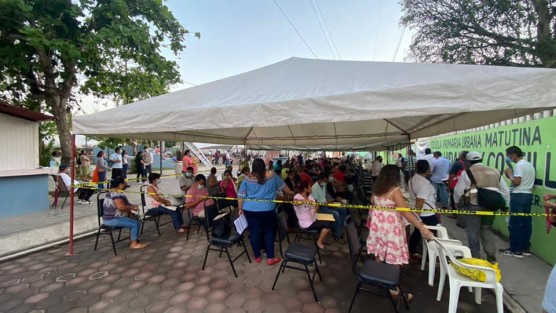 El Gobernador Cuitláhuac García dio cuenta del inicio de la estrategia de vacunación con la implementación de macrocentros para la aplicación de la vacuna contra Coronavirus en varios municipios simultáneamente, tal como el que corresponde a los municipios de Jamapa y Medelllín.
