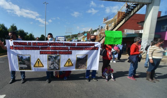 Habitantes de la colonia 21 de Marzo específicamente de las calles Loma Bonita y Francisco I. Madero, bloquearon 3 carriles  del bulevar Xalapa-Banderilla, con dirección a la capital. Exigen al Ayuntamiento la pavimentación de su calle que lleva al menos las tres últimas administraciones en el abandono.