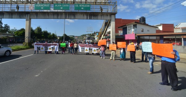 Habitantes de la colonia 21 de Marzo específicamente de las calles Loma Bonita y Francisco I. Madero, bloquearon 3 carriles  del bulevar Xalapa-Banderilla, con dirección a la capital. Exigen al Ayuntamiento la pavimentación de su calle que lleva al menos las tres últimas administraciones en el abandono.