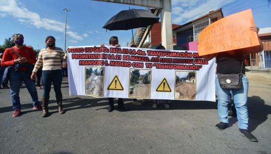 Habitantes de la colonia 21 de Marzo específicamente de las calles Loma Bonita y Francisco I. Madero, bloquearon 3 carriles del bulevar Xalapa-Banderilla, con dirección a la capital. Exigen al Ayuntamiento la pavimentación de su calle que lleva al menos las tres últimas administraciones en el abandono.