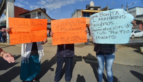 Habitantes de la colonia 21 de Marzo específicamente de las calles Loma Bonita y Francisco I. Madero, bloquearon 3 carriles del bulevar Xalapa-Banderilla, con dirección a la capital. Exigen al Ayuntamiento la pavimentación de su calle que lleva al menos las tres últimas administraciones en el abandono.