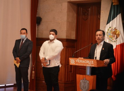 El gobernador Cuitláhuac García, en conferencia de prensa dijo que no dejará de hablar de <em>las deudas que generó Duarte y que no pagó Yunes</em>, pues siguen causando complicaciones a la actual administración. 