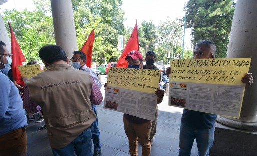 Vendedores ambulantes que expenden sus productos en carretillas por las calles del centro de Xalapa se manifestaron nuevamente frente a palacio municipal para denunciar el aviso por parte de personal de comercio ya que dicen que les roban sus productos y no los dejan trabajar.  