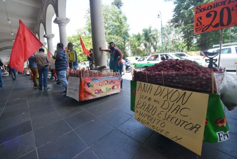 Vendedores ambulantes que expenden sus productos en carretillas por las calles del centro de Xalapa se manifestaron nuevamente frente a palacio municipal para denunciar el aviso por parte de personal de comercio ya que dicen que les roban sus productos y no los dejan trabajar.  