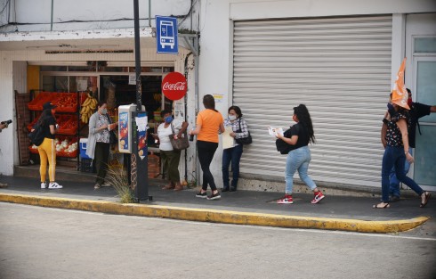 Dulce Méndez de la Luz Dauzón, candidata a diputada por el Distrito X de Xalapa por el partido Movimiento Ciudadano camina con apenas algunos seguidores recorre la calle de Xalapeños Ilustres del centro de la ciudad.
