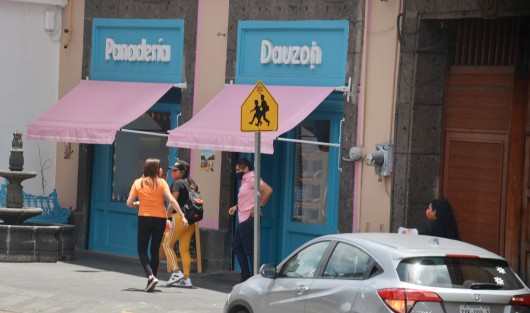 Dulce Méndez de la Luz Dauzón, candidata a diputada por el Distrito X de Xalapa por el partido Movimiento Ciudadano camina con apenas algunos seguidores recorre la calle de Xalapeños Ilustres del centro de la ciudad.