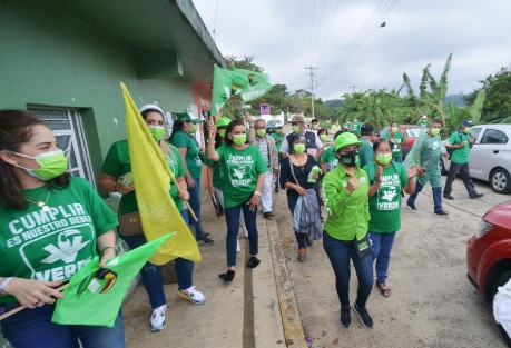 La Candidata de PVEM por la alcaldía de Teocelo, Mara Chama Villa, recorrió la comunidad de Baxtla, donde platicó con los trabajadores del campo, cafeticultores y población en general de esta importante comunidad; además intercambió ideas y proyectos para lograr el mejoramiento de esta comunidad. 