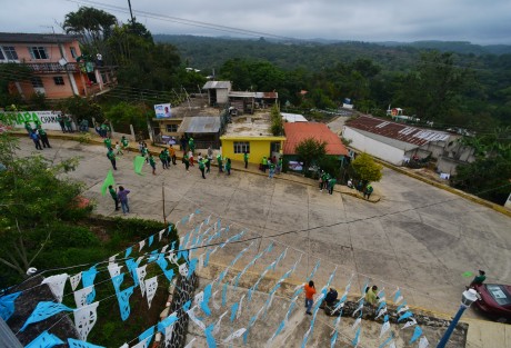 La Candidata de PVEM por la alcaldía de Teocelo, Mara Chama Villa, recorrió la comunidad de Baxtla, donde platicó con los trabajadores del campo, cafeticultores y población en general de esta importante comunidad; además intercambió ideas y proyectos para lograr el mejoramiento de esta comunidad. 