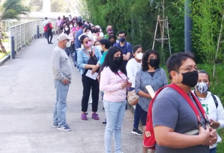 Docentes que fueron inmunizados con la vacuna de Pfizer, reciben este miércoles la segunda dosis de la misma. Como se recordará, ante la alta demanda en las jornadas de inmunización a personal educativo se tuvo que recurrir a la aplicación de esta vacuna en vez de la de CanSino, que es de una sola dosis.