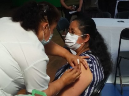 Docentes que fueron inmunizados con la vacuna de Pfizer, reciben este miércoles la segunda dosis de la misma. Como se recordará, ante la alta demanda en las jornadas de inmunización a personal educativo se tuvo que recurrir a la aplicación de esta vacuna en vez de la de CanSino, que es de una sola dosis.