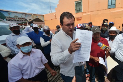 Habitantes del municipio de Ayahualulco interpusieron denuncia contra el alcalde de aquel lugar por presuntos delitos de tráfico de influencias, enriquecimiento ilícito, entre otros. Los acompañó el diputado Adrián González Naveda.
