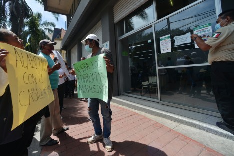Habitantes del municipio de Ayahualulco interpusieron denuncia contra el alcalde de aquel lugar por presuntos delitos de tráfico de influencias, enriquecimiento ilícito, entre otros. Los acompañó el diputado Adrián González Naveda.