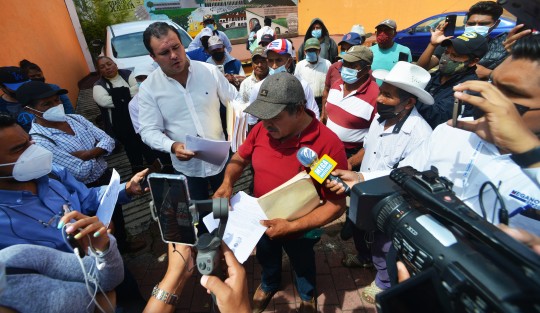 Habitantes del municipio de Ayahualulco interpusieron denuncia contra el alcalde de aquel lugar por presuntos delitos de tráfico de influencias, enriquecimiento ilícito, entre otros. Los acompañó el diputado Adrián González Naveda.