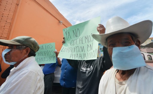 Habitantes del municipio de Ayahualulco interpusieron denuncia contra el alcalde de aquel lugar por presuntos delitos de tráfico de influencias, enriquecimiento ilícito, entre otros. Los acompañó el diputado Adrián González Naveda.