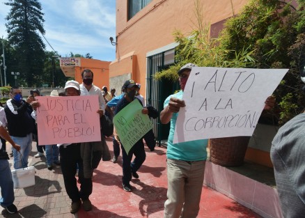 Habitantes del municipio de Ayahualulco interpusieron denuncia contra el alcalde de aquel lugar por presuntos delitos de tráfico de influencias, enriquecimiento ilícito, entre otros. Los acompañó el diputado Adrián González Naveda.