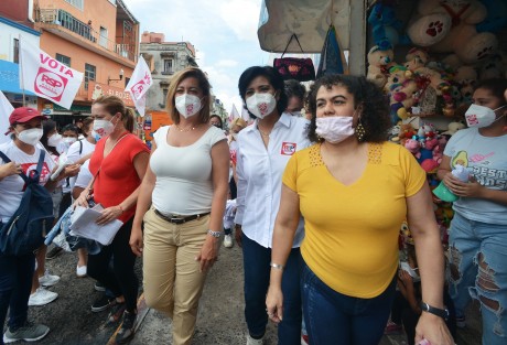 Itzel Jurado, candidata a la alcaldía de Xalapa por el partido Redes Sociales Progresistas (RSP), quien se presenta en redes como la mejor opción para  <em>darle chicharrón a los mismos de siempre</em>, ofreció sus propuestas en el mercado Jáuregui.  