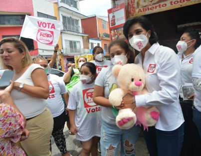 Itzel Jurado, candidata a la alcaldía de Xalapa por el partido Redes Sociales Progresistas (RSP), quien se presenta en redes como la mejor opción para  <em>darle chicharrón a los mismos de siempre</em>, ofreció sus propuestas en el mercado Jáuregui.  