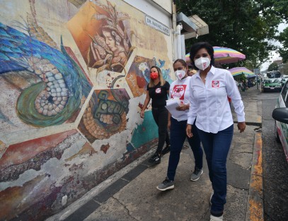 Itzel Jurado, candidata a la alcaldía de Xalapa por el partido Redes Sociales Progresistas (RSP), quien se presenta en redes como la mejor opción para  <em>darle chicharrón a los mismos de siempre</em>, ofreció sus propuestas en el mercado Jáuregui.  