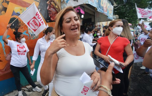 Itzel Jurado, candidata a la alcaldía de Xalapa por el partido Redes Sociales Progresistas (RSP), quien se presenta en redes como la mejor opción para  <em>darle chicharrón a los mismos de siempre</em>, ofreció sus propuestas en el mercado Jáuregui.  