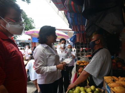 Itzel Jurado, candidata a la alcaldía de Xalapa por el partido Redes Sociales Progresistas (RSP), quien se presenta en redes como la mejor opción para  <em>darle chicharrón a los mismos de siempre</em>, ofreció sus propuestas en el mercado Jáuregui.  
