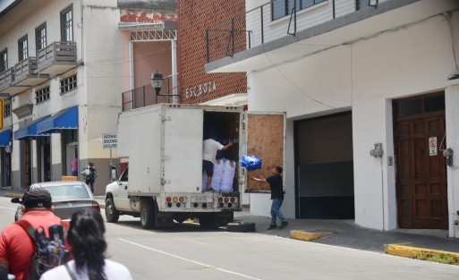 Una camioneta llena de propaganda con logotipos del PAN fu descargada en una bodega en la calle de Xalapeños Ilustres, junto a la primaria Manuel Boza. Se desconoce a cuál candidato pertenece.