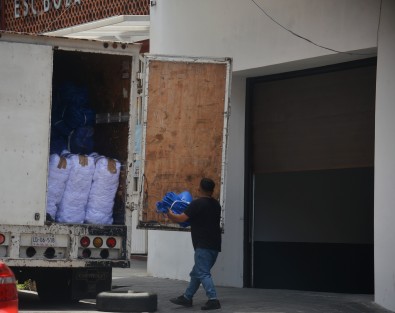 Una camioneta llena de propaganda con logotipos del PAN fue descargada en una bodega en la calle de Xalapeños Ilustres, junto a la primaria Manuel Boza. Se desconoce a cuál candidato pertenece.