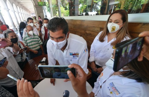 Hay temor, hay nerviosismo porque ven en su servidor a alguien potencialmente peligroso, señaló Velasco Chedraui, candidato de la Alianza Veracruz Va, a la alcaldía de Xalapa, al acusar <em>elección de estado</em> a favor de Ricardo Ahued.  Dijo que no acudirá al debate del OPLE, y es que si le van a dar con la cubeta, prefiere que lo hagan las señoras de las colonias. 