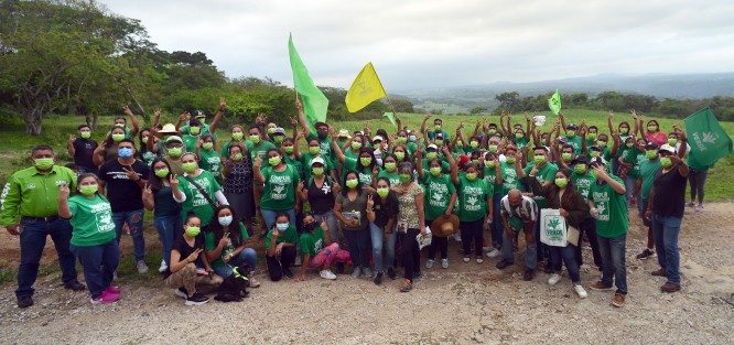  La candidata del PVEM por la alcaldía de Teocelo Mara Chama Villa recorrió la comunidad de Loma Alta,  vecinos del lugar abrieron con gusto las puertas de sus casas y escucharon atentos las propuestas de la candidata.
