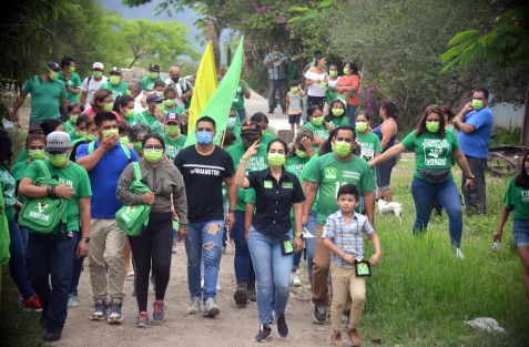  La candidata del PVEM por la alcaldía de Teocelo Mara Chama Villa recorrió la comunidad de Loma Alta,  vecinos del lugar abrieron con gusto las puertas de sus casas y escucharon atentos las propuestas de la candidata.
