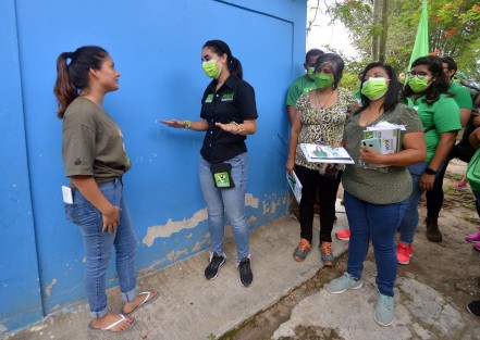  La candidata del PVEM por la alcaldía de Teocelo, Mara Chama Villa recorrió la comunidad de Loma Alta,  vecinos del lugar abrieron con gusto las puertas de sus casas y escucharon atentos las propuestas de la candidata.