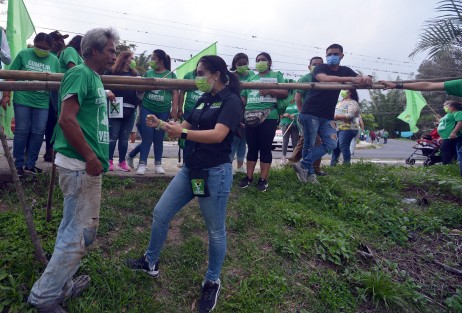  La candidata del PVEM por la alcaldía de Teocelo, Mara Chama Villa recorrió la comunidad de Loma Alta,  vecinos del lugar abrieron con gusto las puertas de sus casas y escucharon atentos las propuestas de la candidata.