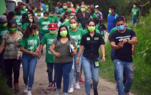  La candidata del PVEM por la alcaldía de Teocelo, Mara Chama Villa recorrió la comunidad de Loma Alta,  vecinos del lugar abrieron con gusto las puertas de sus casas y escucharon atentos las propuestas de la candidata.