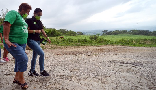  La candidata del PVEM por la alcaldía de Teocelo, Mara Chama Villa recorrió la comunidad de Loma Alta,  vecinos del lugar abrieron con gusto las puertas de sus casas y escucharon atentos las propuestas de la candidata.