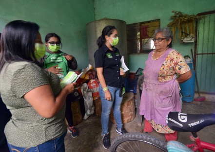  La candidata del PVEM por la alcaldía de Teocelo, Mara Chama Villa recorrió la comunidad de Loma Alta,  vecinos del lugar abrieron con gusto las puertas de sus casas y escucharon atentos las propuestas de la candidata.