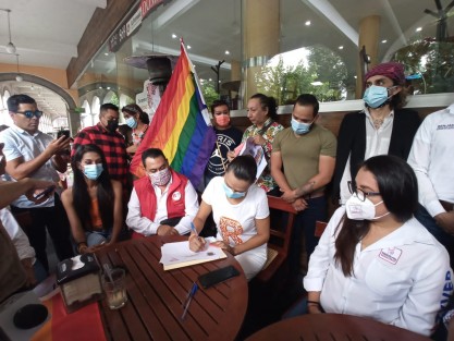  El colectivo Orgullo Xalapa y candidatos a diputados locales de los partidos RSP, MC, Todos por Veracruz y Unidad Ciudadana, firmaron el pacto LGBTTIQ, para llevar iniciativas al Congreso en favor de este sector, entre ellas las uniones entre personas del mismo sexo.