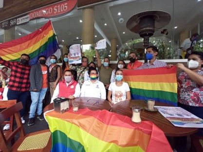  El colectivo Orgullo Xalapa y candidatos a diputados locales de los partidos RSP, MC, Todos por Veracruz y Unidad Ciudadana, firmaron el pacto LGBTTIQ, para llevar iniciativas al Congreso en favor de este sector, entre ellas las uniones entre personas del mismo sexo.