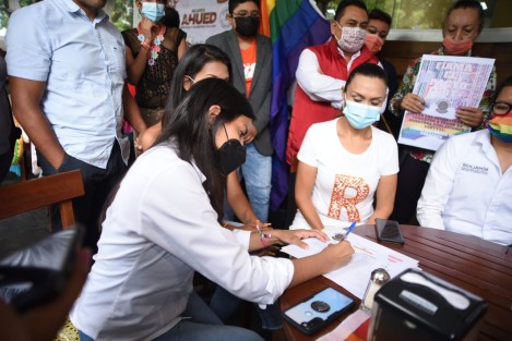  El colectivo Orgullo Xalapa y candidatos a diputados locales de los partidos RSP, MC, Todos por Veracruz y Unidad Ciudadana, firmaron el pacto LGBTTIQ, para llevar iniciativas al Congreso en favor de este sector, entre ellas las uniones entre personas del mismo sexo.