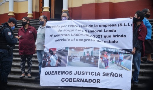 Empleadas de limpieza  subcontratadas por la empresa  Servicios de Limpieza Integrales (SLI) para el Congreso del Estado, se manifestaron en las escalinatas de la catedral de Xalapa para denunciar lo que consideran una injusticia y solicitar el apoyo de las autoridades. 