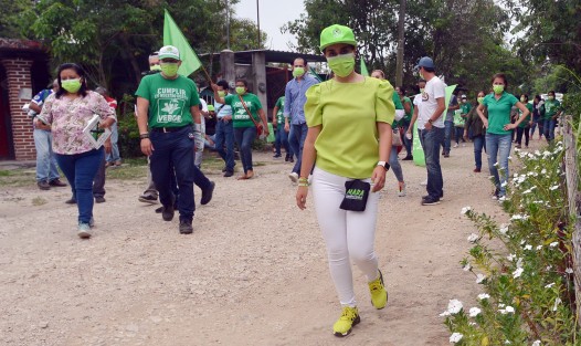 Mara Chama Villa, candidata a la alcaldía de Teocelo por el Partido Verde (PVEM), recorrió la comunidad de Llano Grande, para agradecer a todos los ciudadanos quienes ya decidieron y le refrendaron el respaldo a su proyecto, que a 9 días de la elección del próximo 6 de junio, será una realidad.