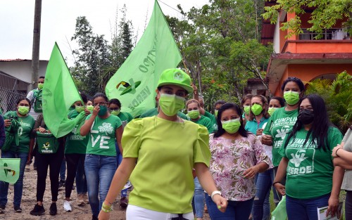 Mara Chama Villa, candidata a la alcaldía de Teocelo por el Partido Verde (PVEM), recorrió la comunidad de Llano Grande, para agradecer a todos los ciudadanos quienes ya decidieron y le refrendaron el respaldo a su proyecto, que a 9 días de la elección del próximo 6 de junio, será una realidad.