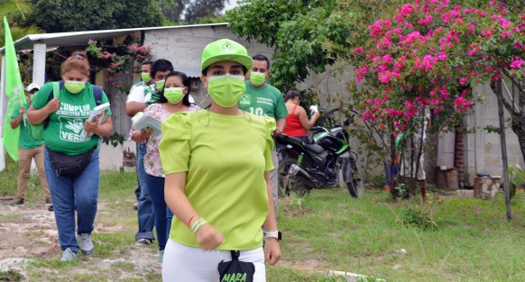 Mara Chama Villa, candidata a la alcaldía de Teocelo por el Partido Verde (PVEM), recorrió la comunidad de Llano Grande, para agradecer a todos los ciudadanos quienes ya decidieron y le refrendaron el respaldo a su proyecto, que a 9 días de la elección del próximo 6 de junio, será una realidad.