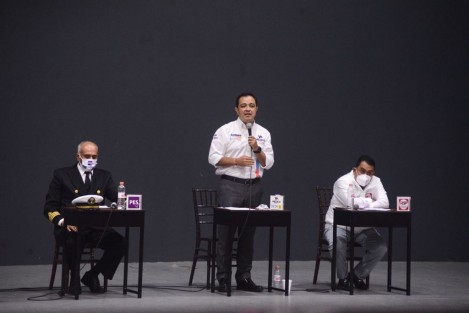 En el debate organizado por el INE, Américo Zúñiga Martínez expresó su convencimiento de que un diputado no sólo es un legislador, es un gestor que no puede olvidar que se debe a un distrito, por lo que tiene que regresar a él para dialogar con los ciudadanos y proponer iniciativas que ellos a su vez le propongan.