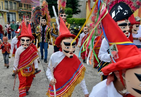 Danzantes tradicionales de la región llegan para acompañar la procesión que recorre distintos altares colocados por todo el pueblo, y donde son recibidos por los <em>mayordomos</em> de cada lugar.